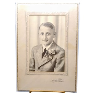Foto de retrato vintage en sobre de tarjeta de gabinete, original en blanco y negro de un joven elegante con el pelo partido, traje y corbata, de Martin Studio.