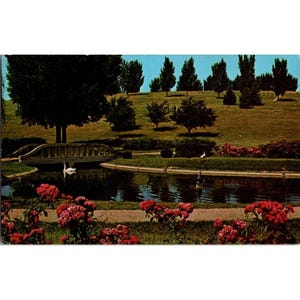 Carte postale vintage Memorial Park Sioux City Iowa avec pont et fleurs 5-70239 publiée par Pospeshil Photographs