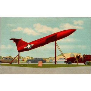 Cartão postal vintage de exibição de mísseis Matador da década de 1950 da Base Aérea de Lackland, Texas, por Tichnor Bros. Genuíno Curteich Chicago