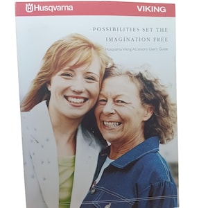Puede incluir: Un folleto con una foto de dos mujeres sonriendo a la cámara. El texto del folleto dice "Las posibilidades liberan la imaginación. Guía del usuario de accesorios Husqvarna Viking."