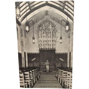 Puede incluir: Fotografía en blanco y negro del interior de la capilla Danforth en el Berea College de Kentucky. La capilla tiene una gran vidriera y filas de bancos.