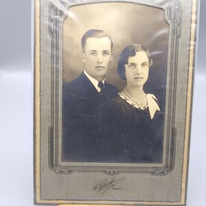 Foto de retrato vintage en tarjeta de gabinete, imagen original de pareja amorosa en blanco y negro de Vosburgh Studio Osage Iowa