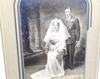 Carte de meuble de mariage vintage, photographie en noir et blanc pour un jour spécial, marié élégant avec mariée rougissante à fioritures et fleurs, portrait d'époque