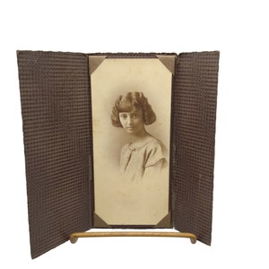 Foto de retrato esbelto vintage en tarjeta de gabinete, joven encantadora original en blanco y negro con Deco Bob y ojos marrones inquietantes