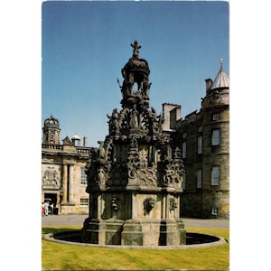Postal antigua de la fuente de la reina Victoria y el palacio de Holyrood House en Edimburgo impresa por E.T.W. Dennis & Sons Ltd Scarborough