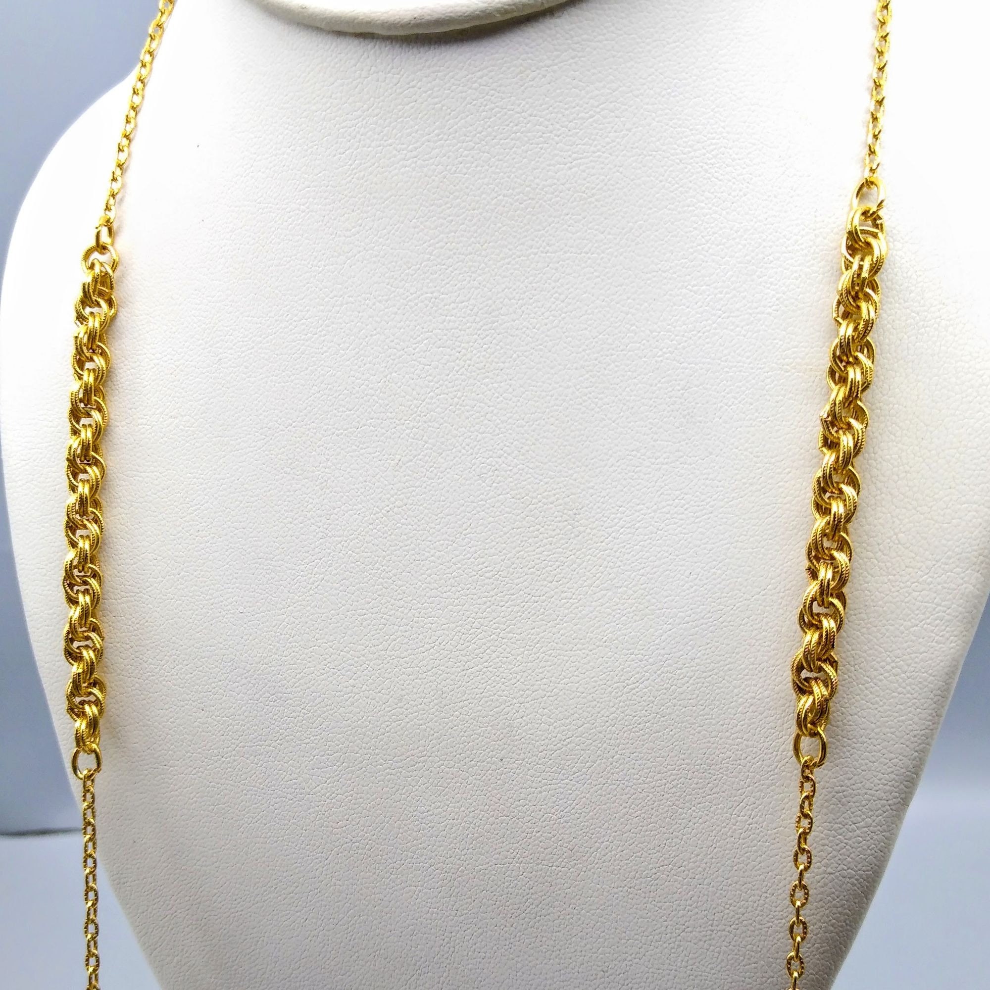 Chanel, collier fantaisie à trois gouttes en argent Gripoix et fausses perles, 2