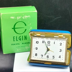 Vintage Elgin reseväckarklocka blå boett nr 8221 AWB8 fungerar med originalkartong