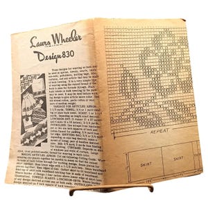 Può includere: Vecchio modello di cucito intitolato "Laura Wheeler Design 830". Il modello è stampato su carta invecchiata e presenta istruzioni per la tessitura di articoli come grembiuli e asciugamani. Include diagrammi e misure.