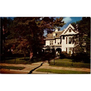 Cartolina d'epoca raffigurante la casa di Harry S. Truman a Independence, Missouri, circa anni '30, di J. E. Tetrick