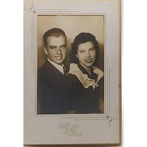 Conjunto de fotografías de retratos antiguos en cartulina con diseño de pareja de enamorados en blanco y negro original, con fotografías de lujo de Minneapolis, Minnesota