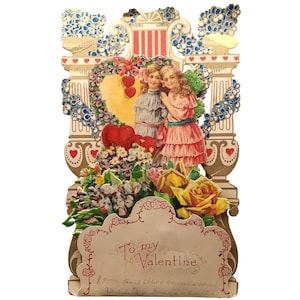 Tarjeta de San Valentín troquelada desplegable antigua de la década de 1900 con diseño floral y romántico de pareja.