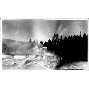 Fotografia vintage em preto e branco do gêiser Punch Bowl do Parque Nacional de Yellowstone, início dos anos 1900, paisagem histórica sem moldura