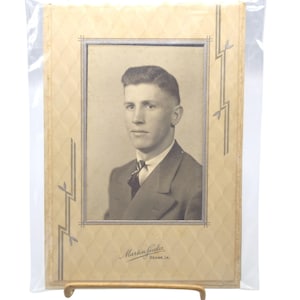 Foto de retrato vintage en sobre de tarjeta de gabinete, original en blanco y negro de un joven elegante con el pelo partido, traje y corbata, de Martin Studio.