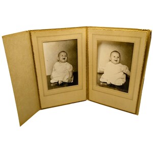 Cartes vintage double pour armoire, photographies en noir et blanc à déplier, adorable bébé souriant, joues potelées et rire joyeux, portrait d'époque