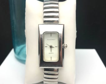 Reloj vintage Via Accenti de cuarzo rectangular con esfera blanca y correa flexible para mujer