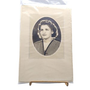 Foto de retrato vintage en tarjeta de gabinete, original en blanco y negro de una encantadora jovencita
