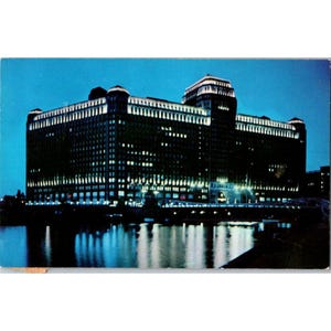 Cartão postal vintage da Chicago Merchandise Mart ao anoitecer, com carimbo postal da carta da avó dos anos 1950