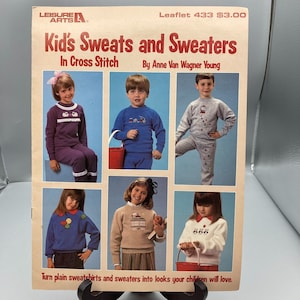 Wzory do haftu krzyżykowego, dziecięce bluzy i swetry autorstwa Ann Van Wagner Young Ulotka 433, Broszura do robótek ręcznych Leisure Arts 1986