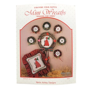 Wzory do haftu krzyżykowego Vintage, Mini wieńce, Country Folk Santa Designs for Vines autorstwa Bette Ashley, Ulotka 13, Broszura do robótek ręcznych 1985