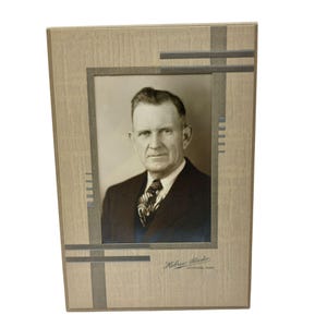 Retrato de hombre vintage de la década de 1940 en una tarjeta de gabinete de Hilsman Studios, Lexington, Misuri.