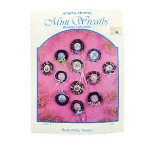 Wzory do haftu krzyżykowego Vintage, Mini Wianki, Wiosenne Rzeczy, Wzory na Winorośl autorstwa Bette Ashley Ulotka 8, Broszura do robótek ręcznych 1985