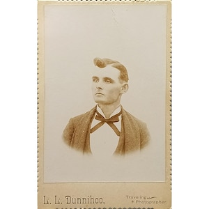 Retrato de jovem com gravata borboleta, de L.L. Dunnihoo, em cartão de gabinete antigo - Fotógrafo viajante