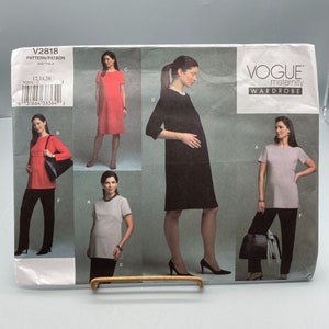 Può includere: Modello di cucito Vogue Maternity Wardrobe, V2818, taglie 12, 14 e 16. Il modello include quattro stili diversi di abiti e top per abbigliamento da maternità.