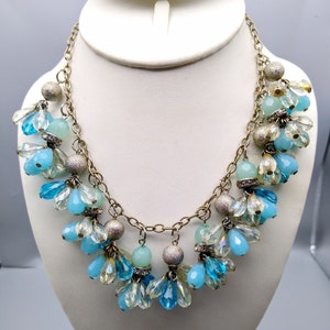 Vintage Mermaid Blue Bib Halskette, silberfarbene Kette mit facettierten Kristall-Cluster-Anhängern, dramatischer Flair Statement-Schmuck