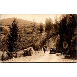 Cartolina antica del 1915 della Pacific Highway vicino ad Ashland, Oregon, con auto panoramiche d'epoca scritte e timbrate