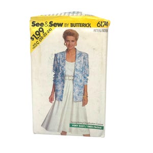 以下が含まれることがあります： See & Sew by Butterick 6174の裁縫型紙封筒。水色と白の花柄ブレザーを、ベルト付きの無地の白いドレスの上に着用した人物の写真が印刷されている。テキストにはサイズC (20-22-24) とVery Easyの表記がある。