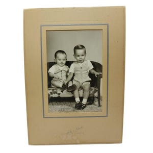 Carton photo vintage pour portrait d'enfant dans un placard par Lyle Studio Galveston Texas