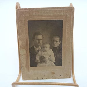Antyczna kartka z wizerunkiem rodziny Vista ze zdjęciem dziecka z początku lat 1900. CV w tekturowej ramce