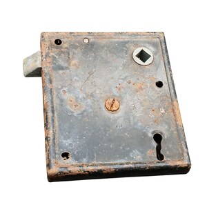 Mecanismo de cerradura de puerta de metal antiguo, pieza oxidada recuperada para restauración.