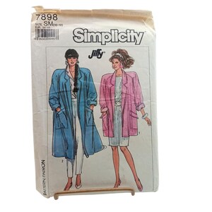 Puede incluir: Un patrón de costura Simplicity vintage con ilustraciones de dos mujeres con abrigos largos. El número de patrón es 7898, talla SM (10-12). Los abrigos son azules y rosas, con los logotipos de Simplicity y Jiffy.