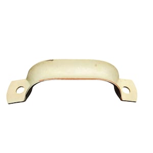 Peut inclure: Un collier de serrage de tuyau en métal crème avec deux trous de chaque côté pour le montage. Le collier a une conception arquée et incurvée, probablement pour fixer des tuyaux ou des conduits. Le métal a un aspect légèrement vieilli.