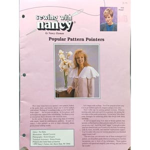 Puede incluir: Guía de costura "Sewing with Nancy" de Nancy Zieman. La portada presenta a una mujer con una chaqueta rosa y un cuello blanco con volantes. La guía ofrece consejos sobre técnicas de costura.