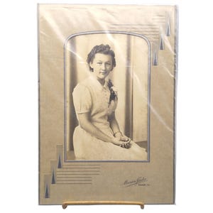 Fotografía vintage en sobre, tarjeta de gabinete, original en blanco y negro de una joven encantadora con vestido blanco y ramillete, de Martin Studio.