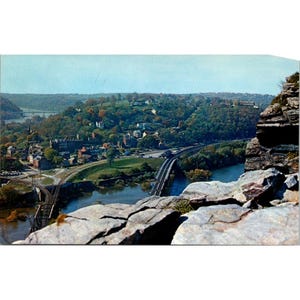 Vintage Postkarte von Harpers Ferry WV 1970er Jahre Malerische Luftaufnahme von Maryland Höhen Von Frank D. Kelley Studio Gedruckt In den USA