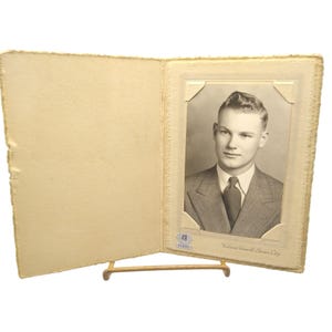 Foto de retrato vintage en sobre, tarjeta de gabinete, original en blanco y negro, joven graduado, década de 1940, Voiland Geneli, Sioux City, Iowa 48