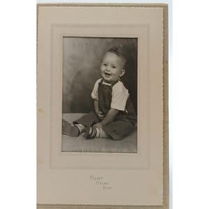 Cartes Hart Cozad, Nebraska, portrait de bébé en salopette rayée vintage des années 40