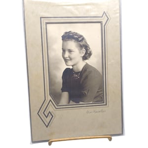 Foto de retrato vintage en papel de gabinete, original en blanco y negro de una joven encantadora con un corte bob y una gargantilla de Clay Mason City, Iowa.