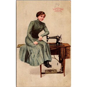 Cartolina postale d'epoca con pubblicità di una macchina da cucire gratuita, 1919, timbrata con una donna illustrata in abito verde