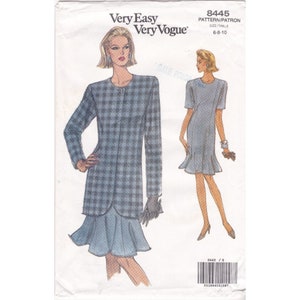 Puede incluir: Un patrón de costura para un vestido y una chaqueta. El patrón es para las tallas 6-8-10. El patrón se llama "Very Easy Very Vogue" y el número del patrón es 8445.