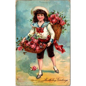 Vintage jaren 1900 verjaardagskaart met jongen in matrozenpak met rozenmanden handgeschreven bericht Made in Germany