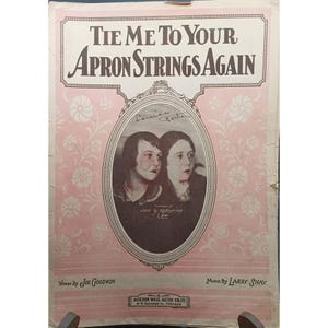 Puede incluir: Portada de partitura musical vintage titulada "Tie Me To Your Apron Strings Again". La portada presenta un diseño floral rosa y un retrato ovalado de dos mujeres. El texto incluye los nombres de los compositores y el editor.