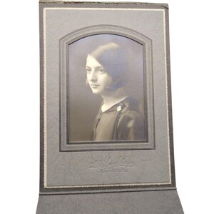 Foto de retrato vintage en sobre, tarjeta de gabinete, original en blanco y negro de una joven encantadora con un bob decorativo y broche de LD Hawkins, Iowa.