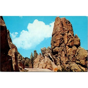 Cartolina d'epoca degli anni '50 con vista panoramica sulla Needles Highway, South Dakota