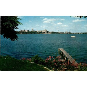 Cartolina d'epoca di Fagan con lo skyline di Madison e il lago Monona