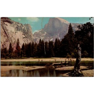Carte postale vintage du parc national de Yosemite représentant un demi-dôme, la rivière Merced et une vue panoramique
