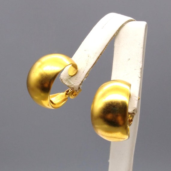 Vintage Monet Tapered Hoop Earrings in Matte Gold… - image 3